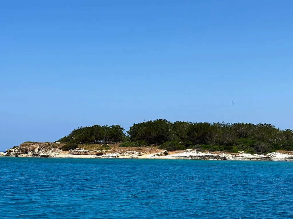 Vue de plage et île à Marathi
