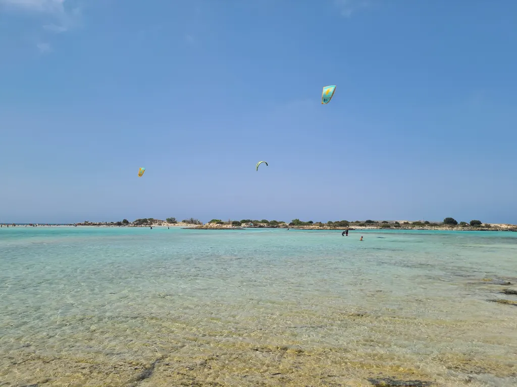 Plage de sable rose et dunes de sel à Elafonissi, sur la côte sud-ouest de la Crète
