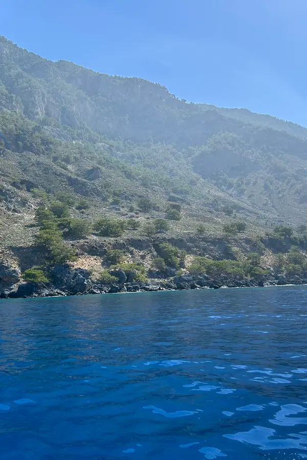 Rocky coastline and crystal clear waters near Sendoni, showcasing the natural beauty of Crete.